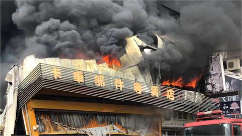 快新聞／桃園楊梅卡車零件廠大火「燒到變形」　1人受困抓鐵窗警消噴水降溫