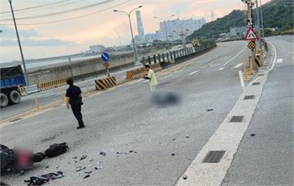 西濱快速道路林口段疑「紅牌重機撞小客車」　騎士遭撞飛「滿地血」