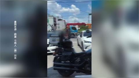 驚險！貨車載籃球架勾電纜線　籃板被扯下嚇壞路人