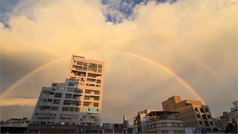 彰化花壇沒下雨卻有美景　「雙彩虹」巨大清晰高掛天際