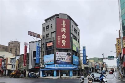 快新聞／超大！蔡其昌「台灣尚勇」春聯看板　獨家高掛台南街頭