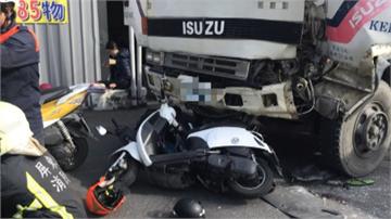 煞車失靈？水泥車撞2貨車 再撞4機車6人傷