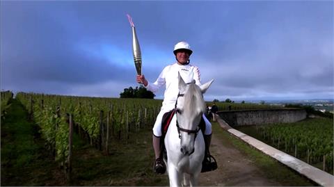 巴黎奧運聖火來到法國酒鄉波爾多　跑步、騎馬、搭船傳遞方式多樣化