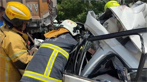 國3死亡車禍！轎車追撞砂石車尾變廢鐵　駕駛傷重不治