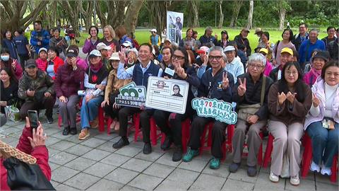「雙金歌王」公園快閃開唱！　71歲沈文程喊當換照第一人