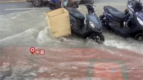 大雨炸台中！多處傳積淹水災情　路中湧現小噴泉