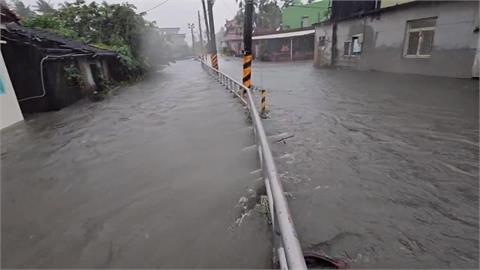 水淹到腰部！屏東縣長治鄉暴雨　牛稠溪溢堤全村泡水