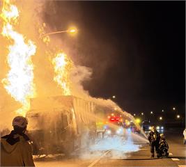 【有片】國1全聯結車突著火燒成廢鐵 駕駛「因1事」逃過一劫