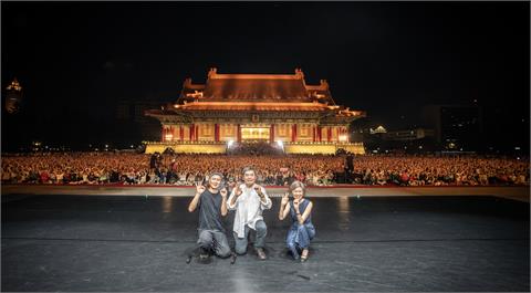 國泰金控攜手雲門舞集30周年 戶外公演《毛月亮》閃耀