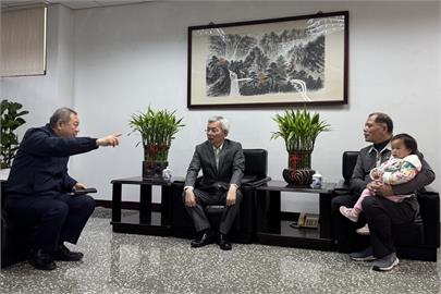 快新聞／新北派出所長劉宗鑫攔截毒駕英勇殉職　警政署長張榮興今慰問家屬場面感人