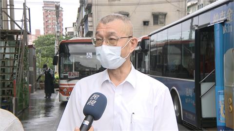 公車經萬華民眾心驚驚 有司機戴安全帽開車