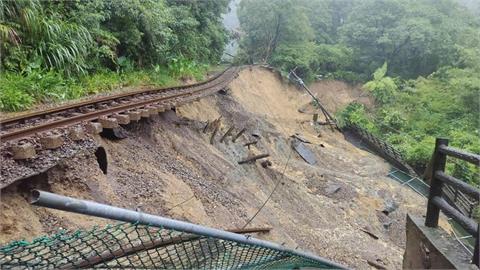 快新聞／旅客注意！台鐵平溪線「邊坡崩塌」續停駛　駭人畫面曝光了