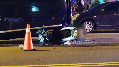 悚！休旅車撞違停車翻覆壓機車　肇事前還撞另一小客車