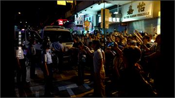 學生買雷射筆遭捕 2000名港民包圍警署爆衝突