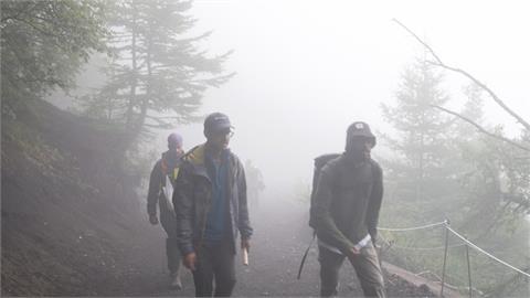 富士山登山亂象叢生　山梨縣府宣布　7月起登山步道限流+收通行費