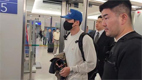 玄彬又來台！休閒打扮親切打招呼　脫下口罩「一臉絡腮鬍」掀討論