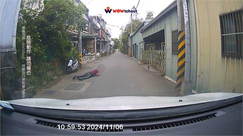 假車禍？駕駛行經巷弄　阿伯遠遠看到突「倒地趴下」