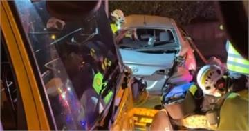 國3大甲交流道嚴重追撞！小客車翻覆撞護欄　55歲女駕駛死亡