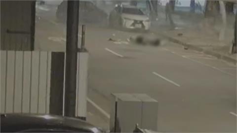 躲警攔檢闖紅燈？撞飛3機車　轎車駕駛棄車跛腳逃