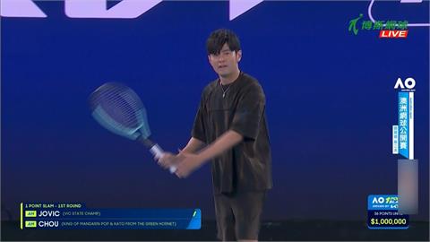 澳網(影)／周杰倫被ACE球「秒殺」！上場丟墨鏡很帥但完全沒碰到球