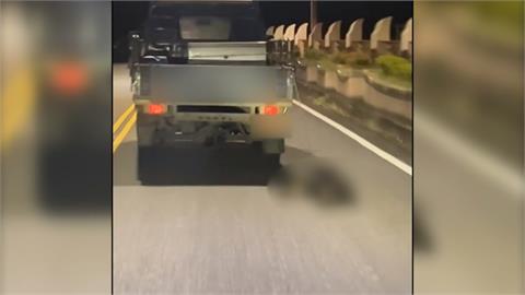 宜蘭頭城「貨車拖行黑狗」驚悚畫面曝　飼主辯稱：是狗自己跳車的