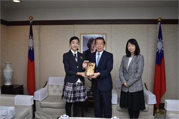 快新聞／山內彩助年輕人避約會暴力 謝長廷親頒「亞洲女孩獎」獎座 