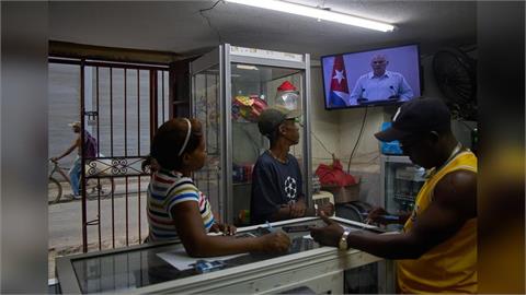 快新聞/共產黨黨部被燒了!「這國家」爆嚴重示威 群眾怒喊:打倒共產主義