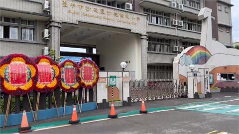 雨彈狂炸！沙鹿國小校門積水淹至腳踝　學生涉水上課好危險
