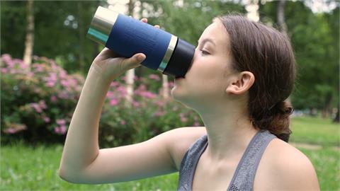 運動後能不能喝冰水？營養師曝「關鍵2條件」比喝溫水好：月經來也可以