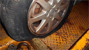 木棧板掉落國道 慘害8車輪胎遭刺穿