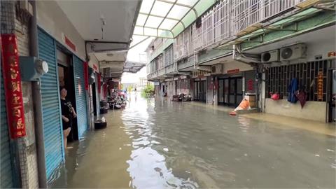 丹娜絲風雨不斷！梧棲漁港風勢強勁掀浪花　沙鹿雨水灌進民宅