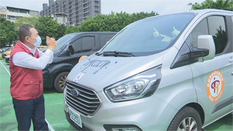 侯友宜視察新北防疫車隊 籲重熱里民眾出來快篩