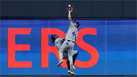 MLB(影)/道奇9局下外野相撞美技守備擋下再見分!賽後還原驚險瞬間