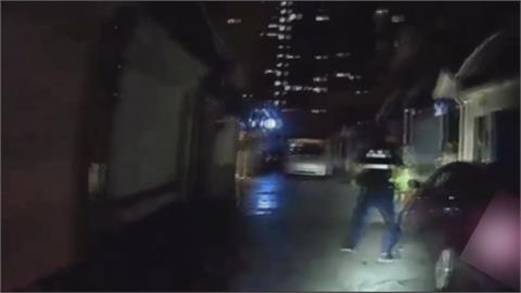 通緝犯拒捕倒車撞特斯拉又衝鐵門逃逸　員警破窗手遭割傷送醫