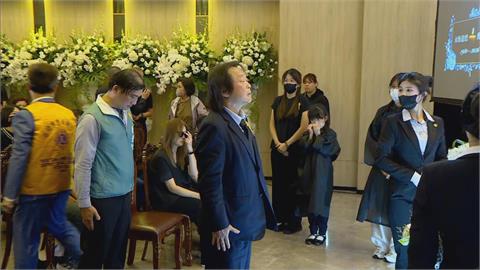 快新聞／王世堅現身傅子純告別式！坐胡瓜旁全程未發一語　神情凝重致意