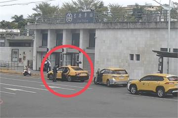 追撞車輛棄車逃逸　休假警眼尖攔截搭小黃的通緝犯