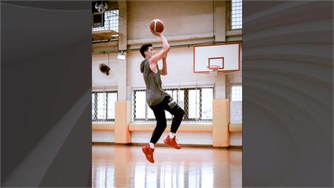 穿鋼鐵人背心　林書豪練球畫面曝光　力拚本週日首度出賽
