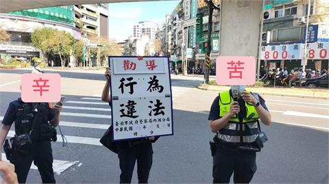 快新聞／罷團路口宣講被警舉牌「行為違法」　吳欣岱酸：距離台北市民蔣萬安還差6次