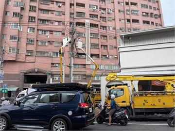 快新聞／午後雷雨開炸！高雄岡山電線杆「碰」爆炸　518戶瞬間停電