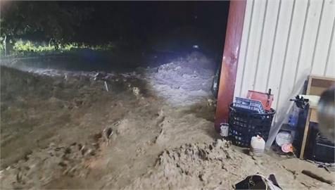 驚險！那瑪夏野溪暴漲沖刷民宅　湍急泥水流竄路面