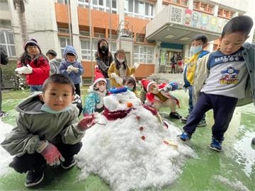 宜蘭市區也能打雪仗？　幼兒園刨碎冰塊堆「剉冰雪人」