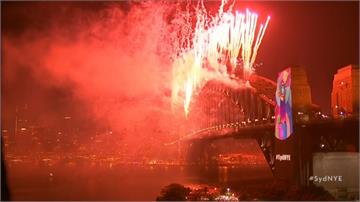 全球迎跨年 雪梨12分鐘煙火秀照亮灣區