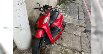 快訊/新莊死亡車禍! 騎士擦撞路緣再撞燈桿殞命