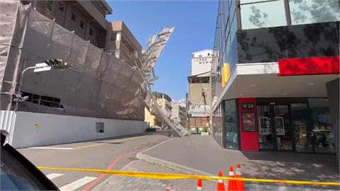 初三寒流報到中部刮強風　台中工地鷹架倒、雲林花燈被吹歪