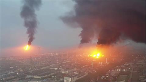 中國上海驚傳爆炸！黑煙瀰漫「民眾驅車逃離市區」　網嘆：今年太難了