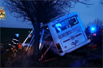 捷克公車、汽車追撞 釀3死45傷