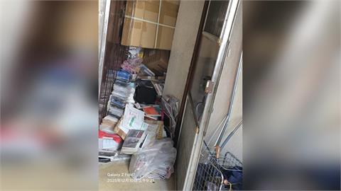 快新聞／汶汶遭割喉！52歲「狂粉阿北」啃老狂買寫真集　堆滿家中樓梯畫面曝