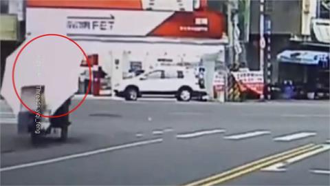 怪風襲來！冰店攤車被吹跑　大街亂衝撞上違停車