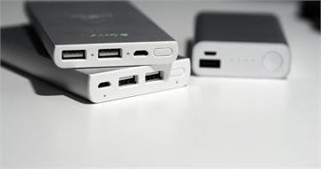 行動電源過熱！房客為降溫竟擺放冰箱　客房狂冒白煙