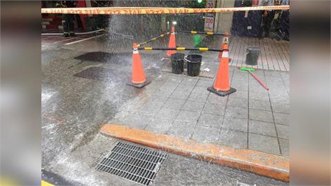 最新／疑瓦斯外洩！北市林森北路挖破管線　消防員到場灑水戒備